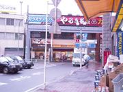 4.階段を降り、右方向にローソン、松屋があります