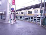 6.線路に突きあたり、そのまま左方向へ