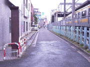 7.線路沿いをまっすぐ直進(約150m)
