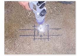 アンカー打ち込み用の穴あけ