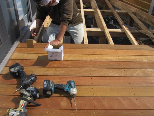 ６．床板を貼る