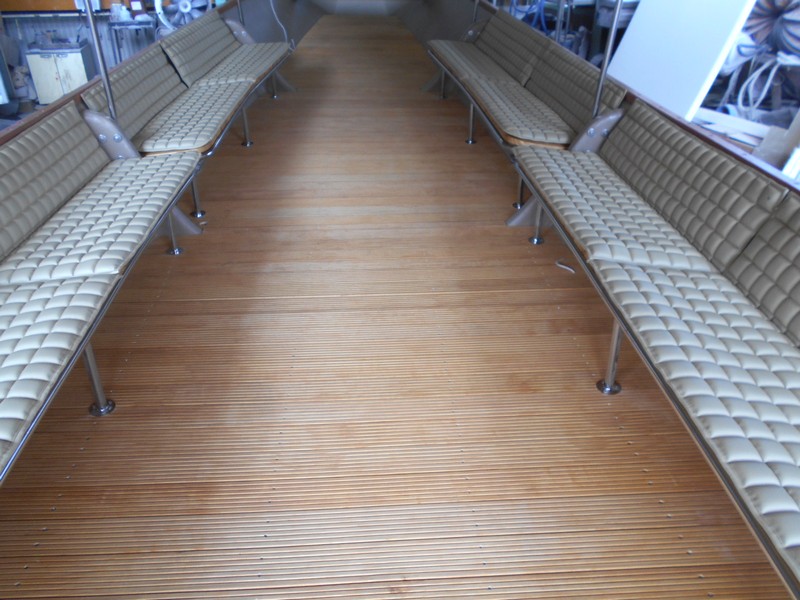 シークルーズ船内の床とベンチ