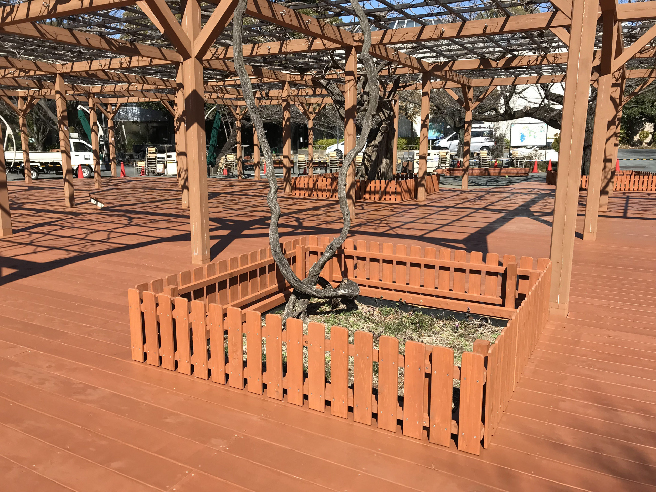 動物園の休憩所デッキ