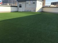 屋上に敷きやすい人工芝を敷設