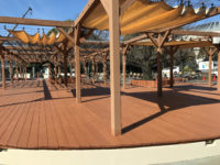 動物園の休憩所デッキ
