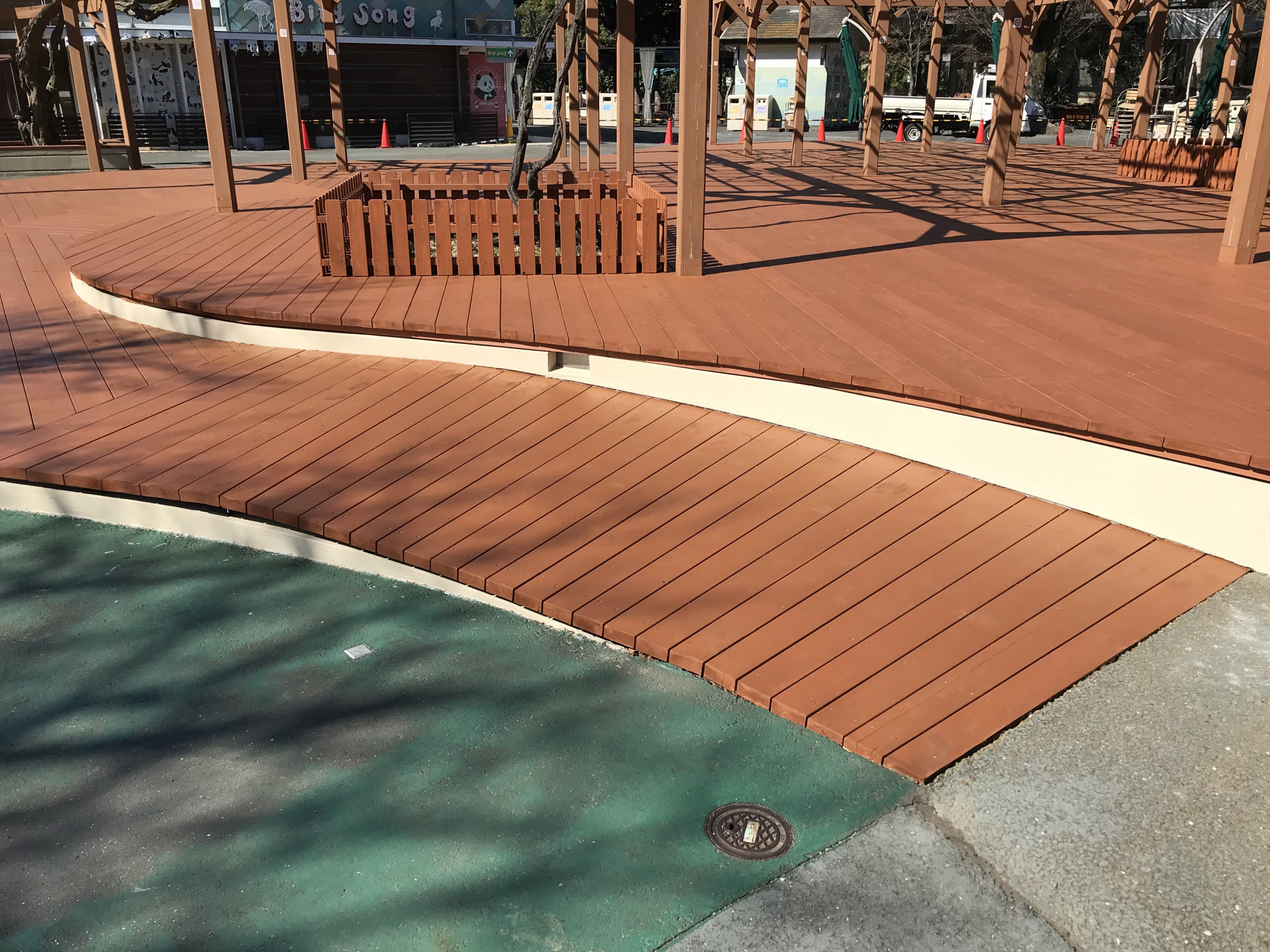 動物園の休憩所デッキ