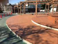 動物園のウッドデッキ
